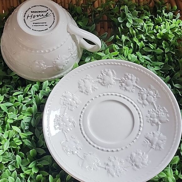 Wedgewood 'Festivity' Teacup & Saucer - Picture 2 of 9
